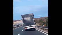 Ce routier arrive à maintenir son camion sur ces roues en pleine tempête... Joli!