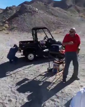 Ces débiles font exploser des pneus et manquent de se faire tuer