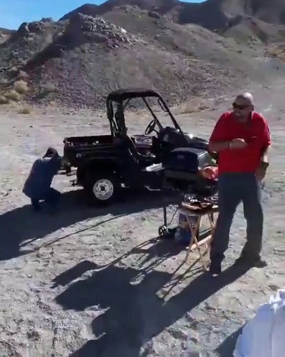 Ces débiles font exploser des pneus et manquent de se faire tuer