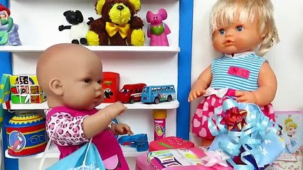 ¡Nenuco Laura nos invita a su cumple! Regalos sorpresa y tarta de chocolate con las muñecas bebés