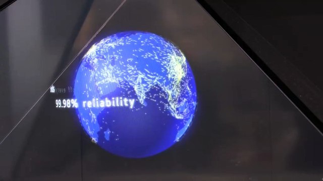 L'hologramme de la SNECMA avec les explications du directeur du Centre d'Istres