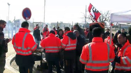25 03 13: les salariés Fo de Kem One bloquent l'entrée de la plateforme de Lavéra