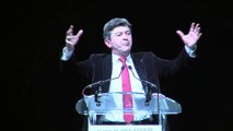 Jean-Luc Mélenchon au cours de son allocution hier soir à la tribune.
