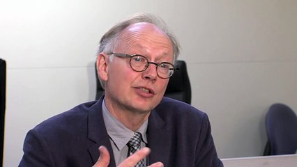 Le procureur adjoint Denis Vanbremeersch répond aux questions de Sabine Riou