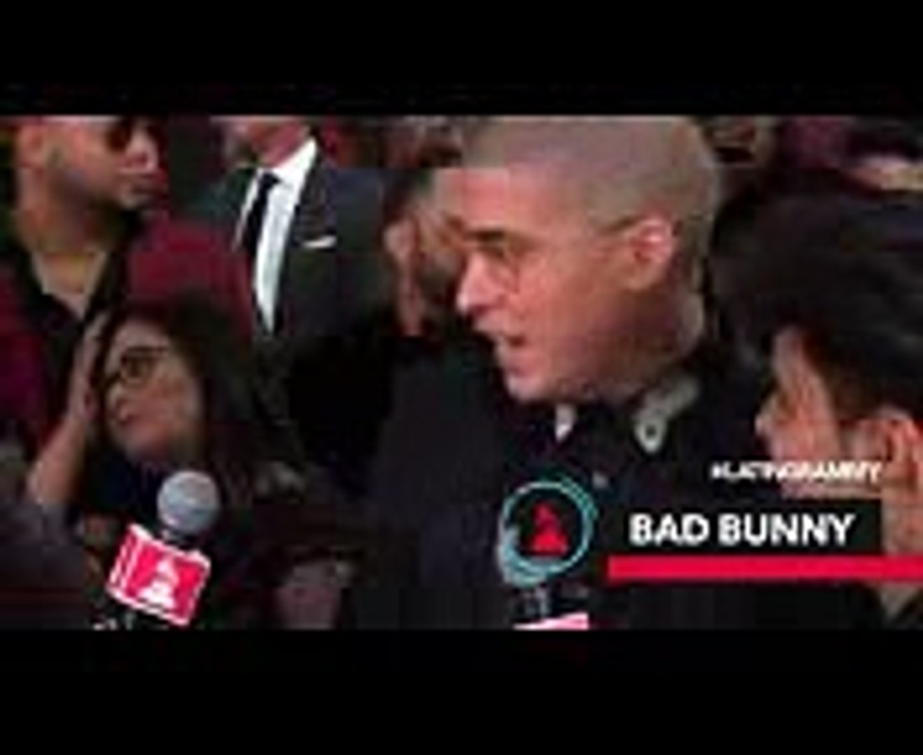 ⁣Bad Bunny  Latin Grammy 2017 Alfombra Roja