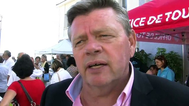 Le 19 ème Pavillon Bleu de Fos-sur-Mer flotte au-dessus de la Grande plage.