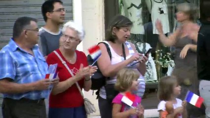 Du monde pour le passage des militaires dans les rues istréennes