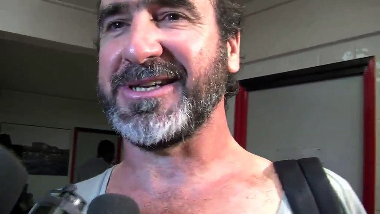 Éric Cantona a rechaussé les crampons le temps d'une mi-temps "rugby"