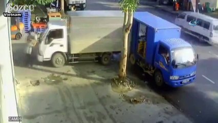 İki kamyonet arasında böyle sıkıştı