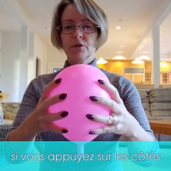 Avec un ballon et une balle de ping-pong, elle nous explique simplement l'accouchement