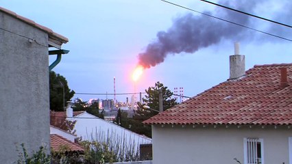 La torche du site pétrochimique vue depuis Port de Bouc ce matin