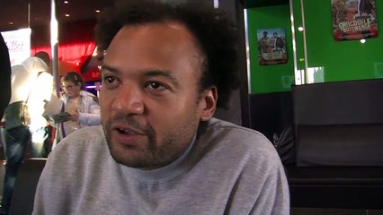 Fabrice Éboué, également réalisateur du film, nous chante l'hymne du Botswanga.