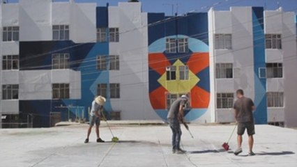 Con símbolos indígenas, un colectivo madrileño transforma un barrio mexicano