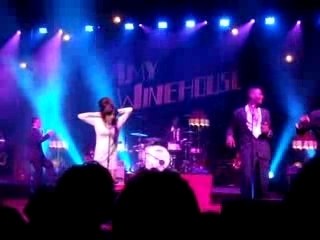 Amy Winehouse Sniffe De La Coke Sur Scène