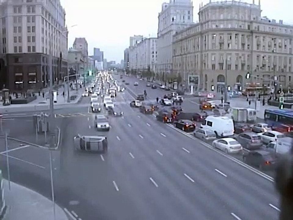 Phenomène paranormal : cette voiture se retourne toute seule