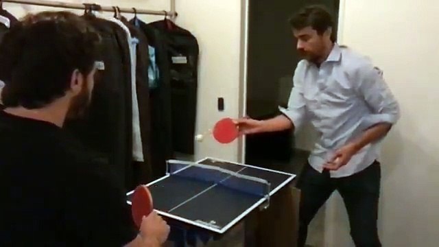 Pedro jugando mini ping pong con Nico Francella - 15 de Noviembre
