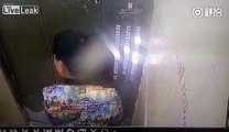 Un homme urine dans un ascenseur, ce qui provoque un court-circuit qui le coince à l'intérieur