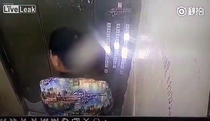 Un homme urine dans un ascenseur, ce qui provoque un court-circuit qui le coince à l'intérieur