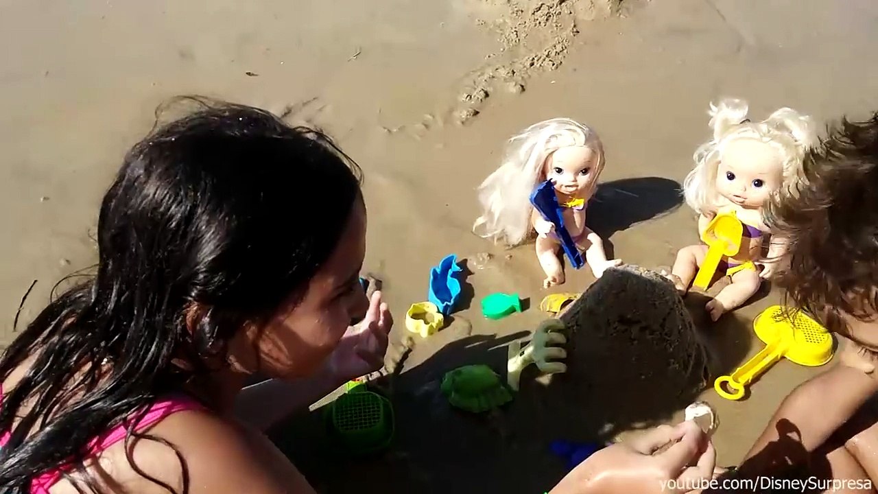 A Menina Sereia e o Colar Mágico Historinha da Bela Bagunça com cauda na piscina | DisneySurpresa