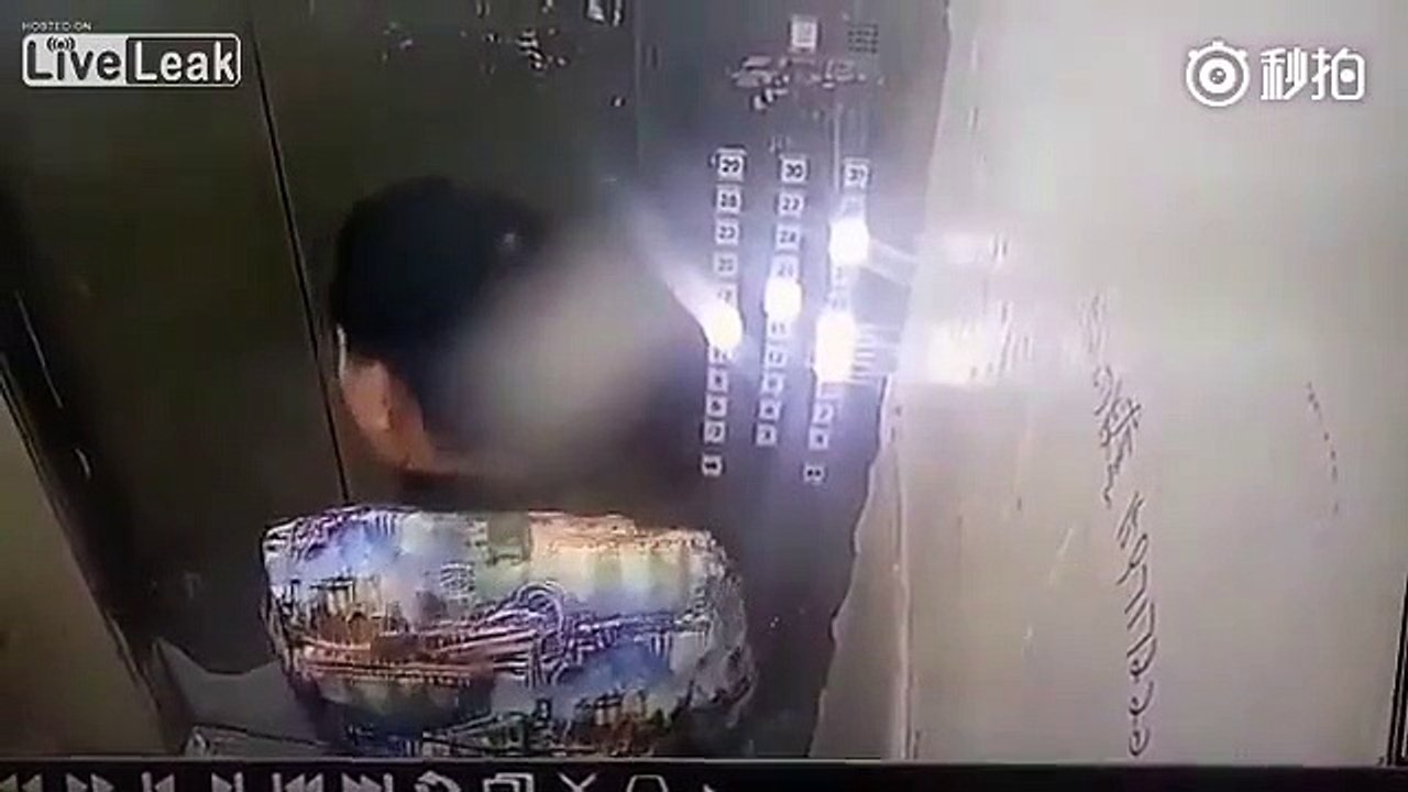 Il fait pipi dans l'ascenseur et provoque un court-circuit... Coincé à l'interieur! Bien fait...