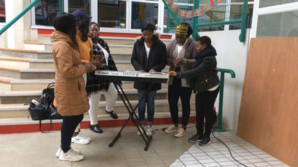 Six chanteuses de gospel au village solidaire