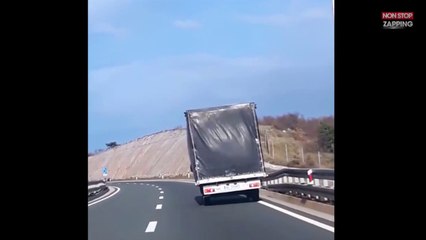 Un camion tente de résister aux rafales de vent, les images impressionnantes (vidéo)