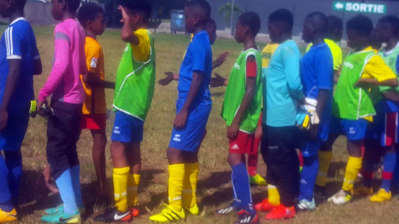 Echange avec nos amis de l AS DRAGON EN U 13 , le fair play et la convivialité les maitres mots !!!! JSA l 'ESPRIT D EQUIPE !!!!