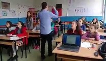Mësuesi duke ia mësuar këngën 