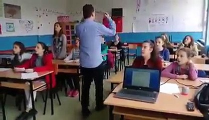 Mësuesi duke ia mësuar këngën "Këngë për Luigj Gurakuqin"