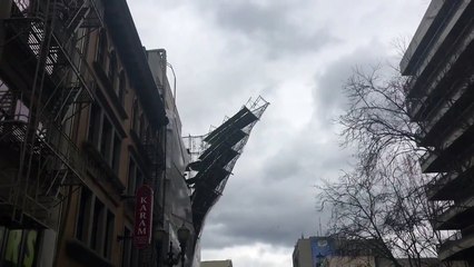 Un échafaudage chute à portland, en pleine tempête... Impressionnant