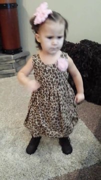 Cette fillette est prête pour la techno parade : T'entend cette basse maman!