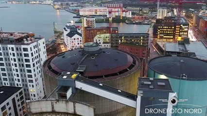 La très impressionnante démolition du toit d'un gigantesque silo