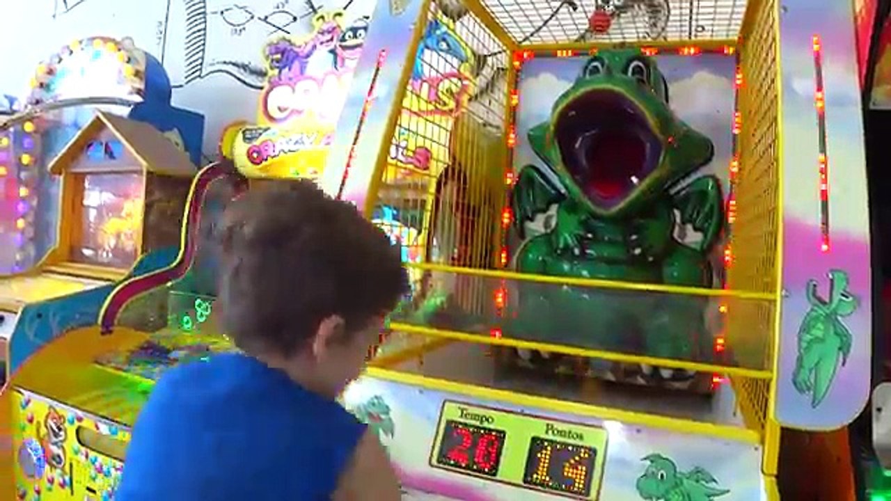 PAULINHO BRINCANDO C/ JOGOS DE CARROS Peixes MAQUINAS DE BOLINHAS E NO MERCADO - Vlog para Crianças