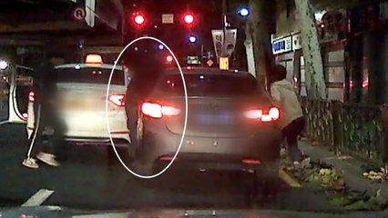 [단독] '발 벗고 도운 시민들'...차량 탈출 성공 / YTN