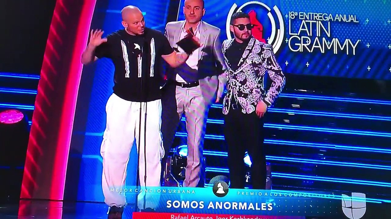 Latin Grammy [2017] - Residente Gana Latin Grammy y Manda mensaje a regguetoneros_HD