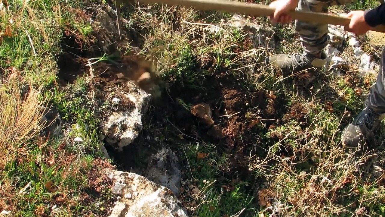 DEFİNECİNİN KAYANIN ALTINDAN ÇIKARDIĞI MUHTEŞEM HEYKEL