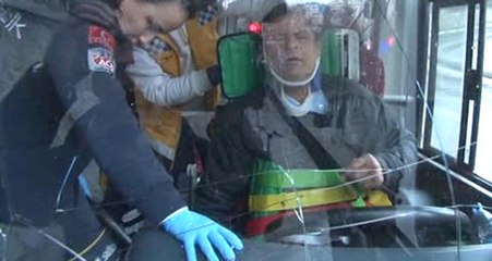 İstanbul'da Feci Kaza! Halk Otobüsü Bariyerlere Çarptı, Sürücü Araç İçinde Sıkıştı