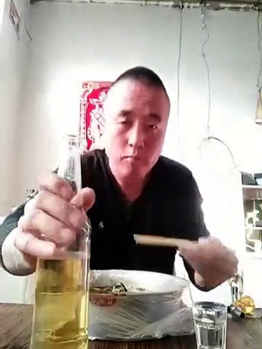 Cet homme boit une bière vraiment spéciale après son diner