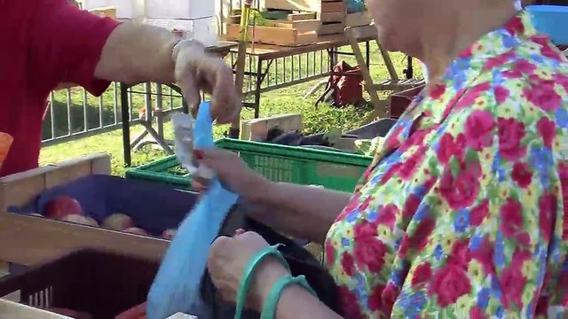 Le marché paysan du festival Terres de résistance au Jardin du Prieuré à Martigues.