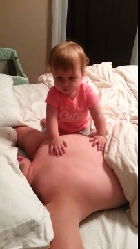 ŽENA JE SNIMALA SVOG MUŽA KAKO SPAVA: Onda je nešto ozbiljno krenulo po zlu! Pogledajte njegovu ruku