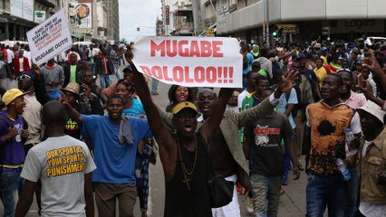 Leváltották Robert Mugabe zimbabwei elnököt a kormányzó ZANU-PF párt éléről