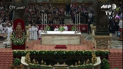 آلاف المهمشين يتحلقون حول البابا في اليوم العالمي الاول للفقراء