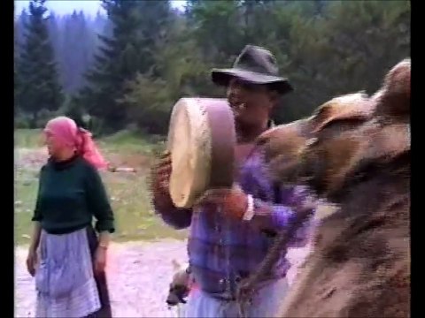 Croatie route vers Otočac, montreur d'ours le 2 juillet 1987