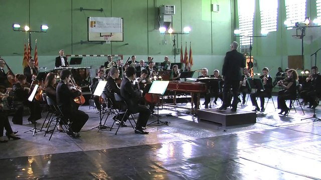 Regardez un extrait du concert donné lundi dans le gymnase du lycée.