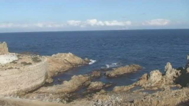 Tres muertos al volcar una patera en la costa de Ceuta