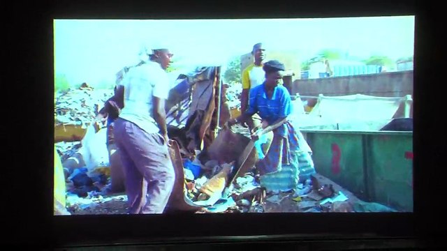 Caméra indiscrète hier soir lors de la préparation du spectacle place des Martyrs