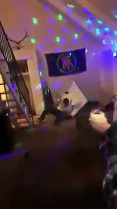 Ces jeunes ont un drole de jeu pour s'amuser en soirée... Risqué et douloureux