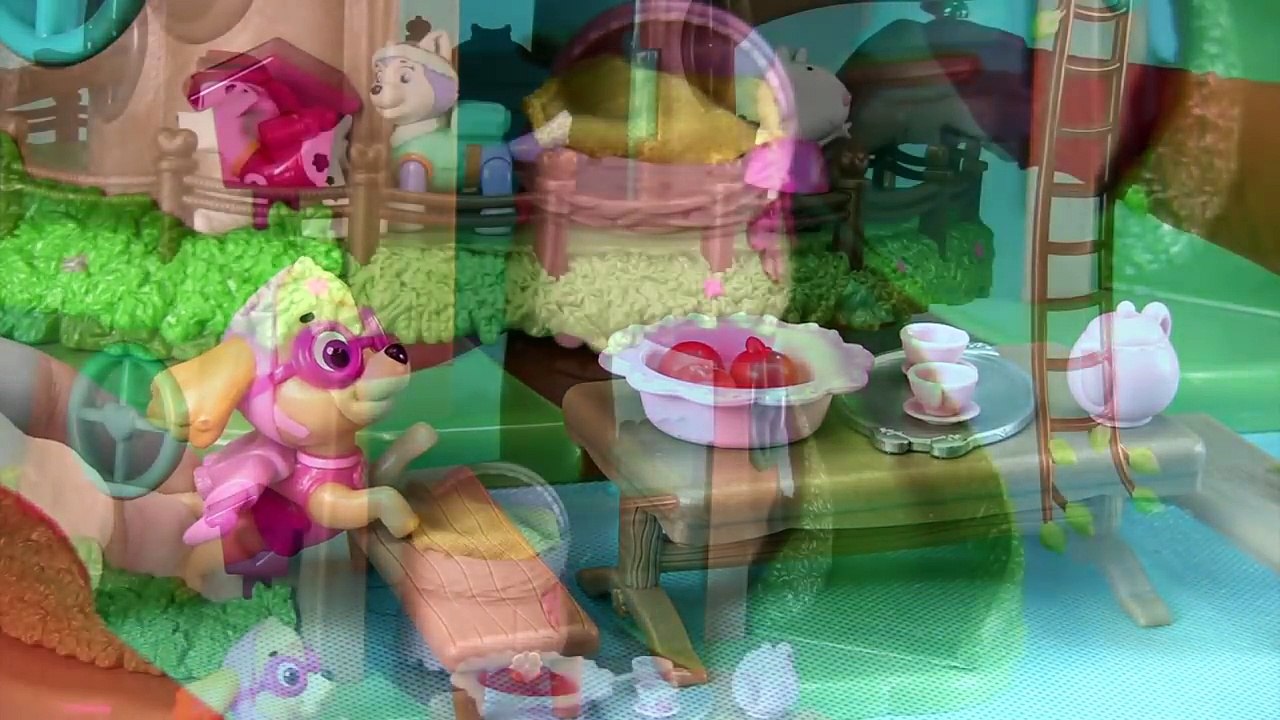 AY! PEPPA PIG Y SUZY ATRAPADAS! PATRULLA CANINA AL RESCATE! | Juguete casa del árbol con tobogan