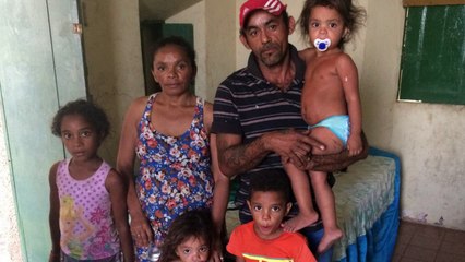 Sem ter onde morar, casal e 05 filhos vivem em antiga estação ferroviária e necessitam de alimentação