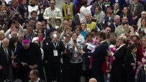 Pope invites thousands of poor to lunch at Vatican